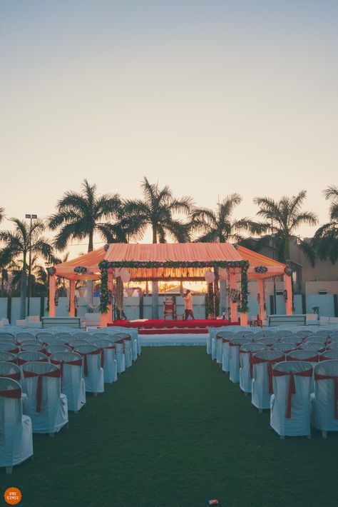 Lawn Wedding Decor Indian Night, Outdoor Indian Wedding Decor Gardens, Lawn Stage Decoration, Lawn Mandap Decoration, Lawn Reception Decor Indian, Lawn Wedding Decor Indian, Wedding Lawn Design, Wedding Lawn Decorations Indian, Indian Wedding Decorations On A Budget