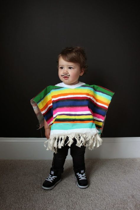 DIY COSTUME FOR LITTLES: MEXICAN SERAPE Fiesta Costume, Hispanic Heritage Month Crafts, Spanish Costume, Halloween Camping, Spanish Dress, Mexican Serapes, Mexican Outfit, Dress Up Day, Diy Costume