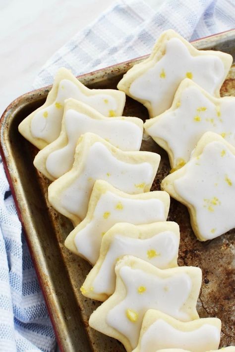 The BEST Lemon Shortbread cookies. These Lemon Shortbread Cookies are iced with a delicious lemon icing and are buttery, soft, and delicious! Perfect for any time of the year, this dough can be made ahead of time. #ChristmasCookies #cookies #lemon #shortbread Lemon Icing Cookies, Iced Lemon Shortbread Cookies, Citrus Shortbread Cookies, Cookies Lemon, Homemade Shortbread, Lemon Shortbread, Lemon Shortbread Cookies, Lemon Bar, Lemon Icing