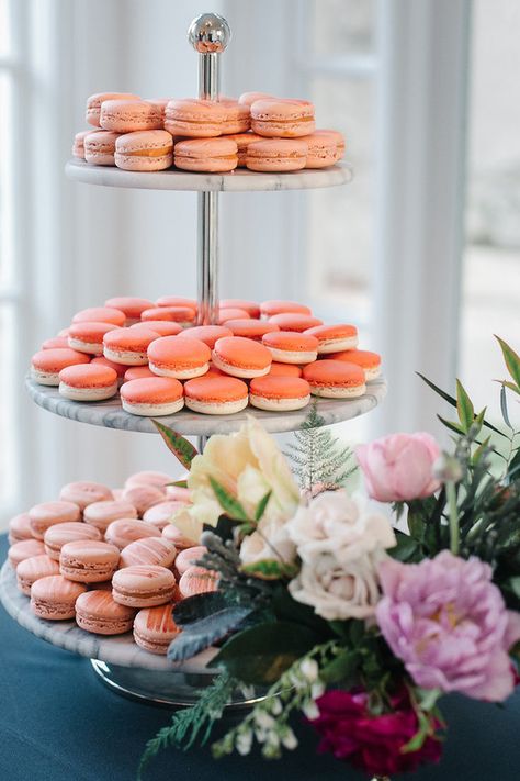 Macaron display French Macaron Display, Macaroons Display, Macaron Display, Sweet Stand, Macaroon Tower, Dessert Display Wedding, Wedding Macarons, Christmas Macarons, Rock Border