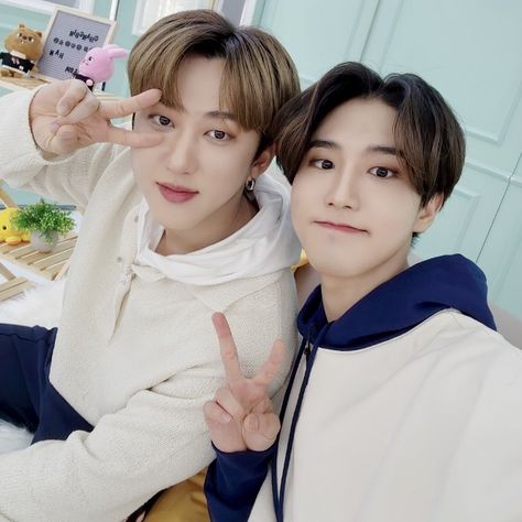 han jisung and seo changbin #straykids #binsung Youtube Kids, Young Men, Twitter Update, Ji Sung, Kpop Boy, Reality Show, Loving U, Love You So Much, Cosmopolitan