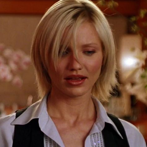 cameron diaz as natalie cook in "charlie's angels (2000)". Cameron Diaz Charlies Angels Hair, Charlie's Angels Natalie, Cameron Diaz Charlie’s Angels, Charlie’s Angels 2000, Cameron Diaz Charlies Angels, Cameron Diaz Short Hair, Cameron Diaz Hair, 00s Hair, Pretty People To Draw