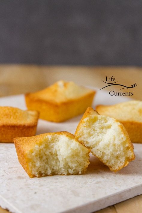 Financiers (French Almond Cakes) They’ve got a lovely crispy crust outside, and light and moist inside. Almond Financier Recipe, French Almond Cake Recipe, French Almond Cake, Financier Recipe, Moist Sponge Cake, Financier Cake, Small Pastries, Cake Texture, French Almond