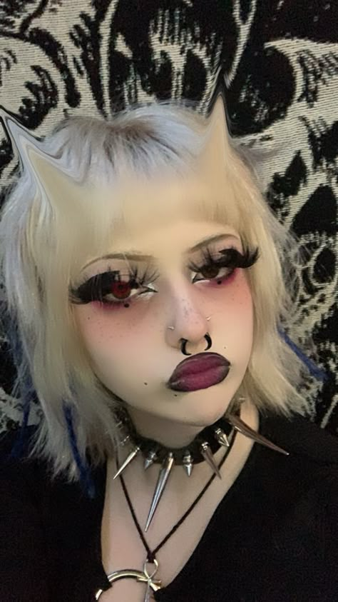 Mall Goth Makeup, Alternative People, Black Eyeliner Makeup, Edgy Makeup Looks, College Makeup, Eye Study, Dark Makeup Looks, Creepy Makeup, Funky Makeup