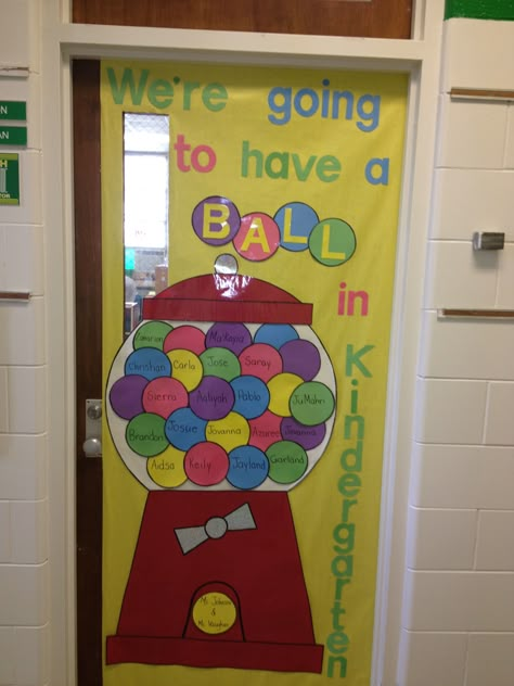 My classroom door 2012... A little twist on a great idea from Pinterest. Kindergarten Door, Candy Theme Classroom, Preschool Door, Classroom Door Displays, School Door Decorations, Preschool Bulletin, Preschool Classroom Decor, Teacher Doors, School Doors