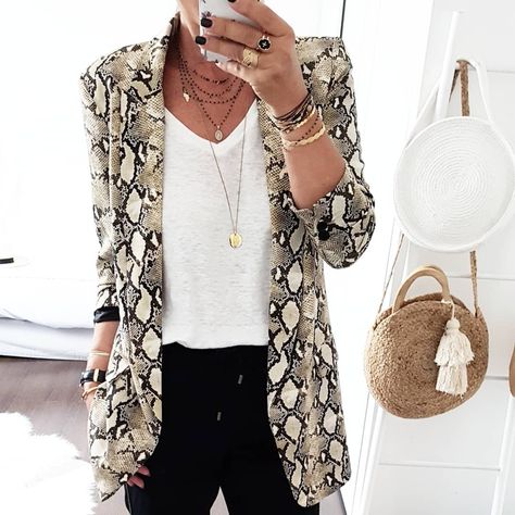 Snake Print Blazer Basic Outift Idea with black and white. Gold chain necklace Animal Print trend fall 2018 outfit idea fashion style Snake Print Outfit, Basic Blazer, Leisure Suit, Snake Skin Print, England Style, Style Winter, Printed Blazer, One Piece Suit, Fashion Woman