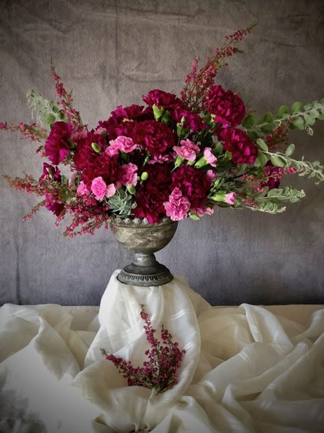 This Vibrant Centerpiece with Burgundy and Pink Color Palette. Light Pink Carnations represent admiration, while dark red denote deep love and affection... Thus the pink carnation became the symbol of a mother's undying love. Burgundy And Pink Flower Centerpieces, Red Carnation Flower Arrangement, Pink And Red Rose Arrangement, Rose And Carnation Arrangements, Carnation Wedding Decorations, Carnation Flower Arrangements, Carnation Wedding Centerpieces, Carnation Arrangements, Carnation Centerpieces