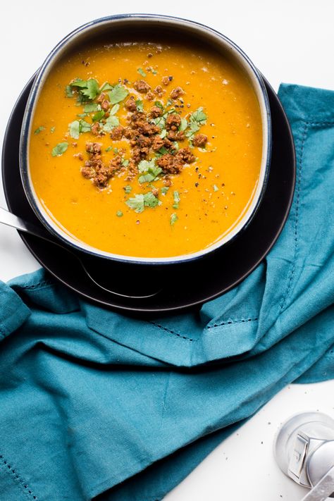 I figure it's safe to post a pumpkin recipe now. For a while there (all of October and November) I thought I was going to drown in pumpkin-flavored products. Is it just me, or are they becoming mor... Pumpkin Chorizo Soup, Pumpkin Chorizo, Soup Recipes Healthy Vegetarian, Soup Comfort, Chorizo Soup, Paleo Soups, Weekend Food, Paleo Soup, Healthy Vegetarian Dinner