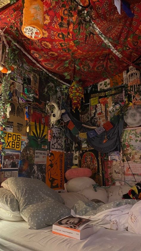 Grunge Basement Bedroom, Alternative Maximalist Decor, Madi + Core + Aestethic, Japanese Room Interior, Colorful Grunge Room, Hippie Maximalist Bedroom, Grunge Maximalism Bedroom, Witchy Maximalism, Maxamilist Bedroom Aesthetic