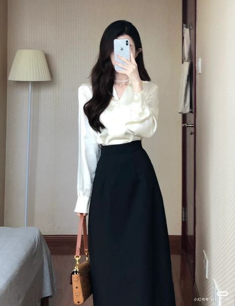 Graduation Pant Suit Women, Outfit Ideas Vintage Classy, Auditor Outfit Women, Elegant Comfortable Outfit, Long A Line Skirt Outfits, Korean Business Woman Outfits, Candid Poses Women, Women Formal Wear Work Outfits, Professional Outfits Women Skirt