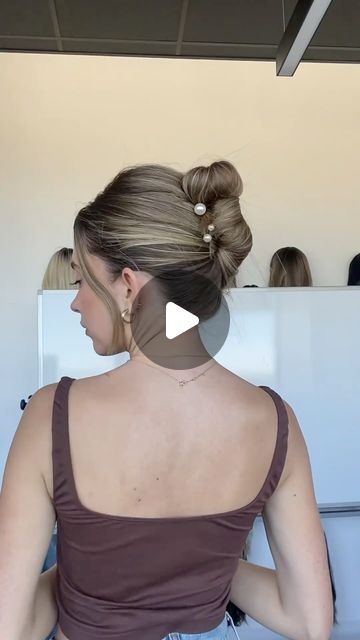 Jordynn Wynn on Instagram: "Pearl Pins make everything better. Easy French twist holiday hairstyle. All you need is Bobby pins 🎄✨
.
.
.
.
#holidayhair #easyhairstyles #easyhairstyle #easyhairstylesforgirls #easyhair #easyhairtutorial #easyhairdo #frenchtwist #pearlpin #eventhair" Easy French Twist, Pearl Pins, Easy Hairdos, Homecoming Makeup Browneyes, Pearl Pin, Hair Tutorials Easy, Holiday Hairstyles, French Twist, Blue Makeup