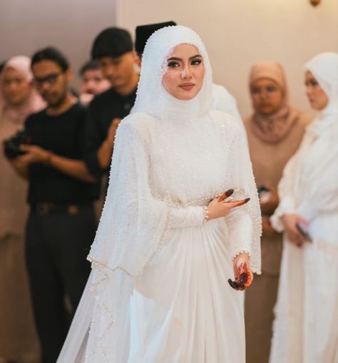 Hijabi Bride White, Dahlia Rizal, Pengantin Modern, Wedding Hijab Styles, Bridal Hijab Styles, Nikah Outfit, Hijabi Brides, Muslim Wedding Photography, Wedding Event Dresses