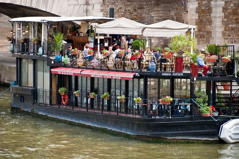 Le Kiosque Flottant restaurant on a barge boat, Montebello quay near Notre-Dame, Paris 5th ✯ ωнιмѕу ѕαη∂у Paris Roads, Boat Restaurant, River Restaurant, Barge Boat, Boat Bar, Floating Restaurant, Floating Boat, Road Trip Places, Tent Design