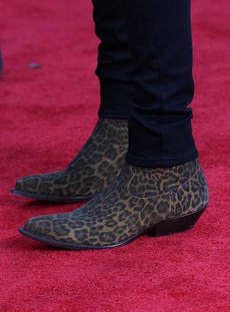 Harry Styles Chelsea Boots, Harry Styles Boots, Chelsea Boots Men Outfit, Sparkly Boots, Boots Men Outfit, Harry Styles Pictures, Louis And Harry, Chelsea Boots Men, Favorite Person