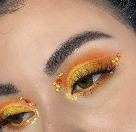 Sun Set Makeup Look, Winnie The Pooh Inspired Makeup, Yellow Make Up, Sun Makeup Looks, Orange Makeup Aesthetic, Orange Eye Look, Gemstone Makeup, Sunflower Makeup, Sun Makeup