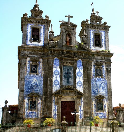 12 Days to Visit Portugal - My Itinerary - via Annie Anywhere 14.04.2015 | In only 12 days, we went to the best places in Portugal. Being one of the most affordable country to visit in Europe, it seduced me with its delicious food, its history, and its beaches. Here’s my complete itinerary to visit Portugal, without a car! Photo: Church in Porto, Portugal Portugal Museum, 2 Days In Porto, Portuguese Castles, Portugal Buildings, Best Places In Portugal, Lisbon Travel Guide, Portugal Beach, Short Vacation, Day Trips From Lisbon