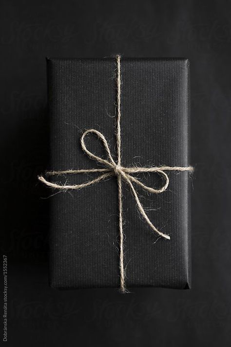 Wine Gift Wrap, Cute Gift Wrapping, Professional Gift Ideas, Cute Gift Wrapping Ideas, Black Wrapping Paper, Gift Wrapping Ideas, Gift Wrapping Inspiration, Gift Wrap Box, Unique Gift Wrapping