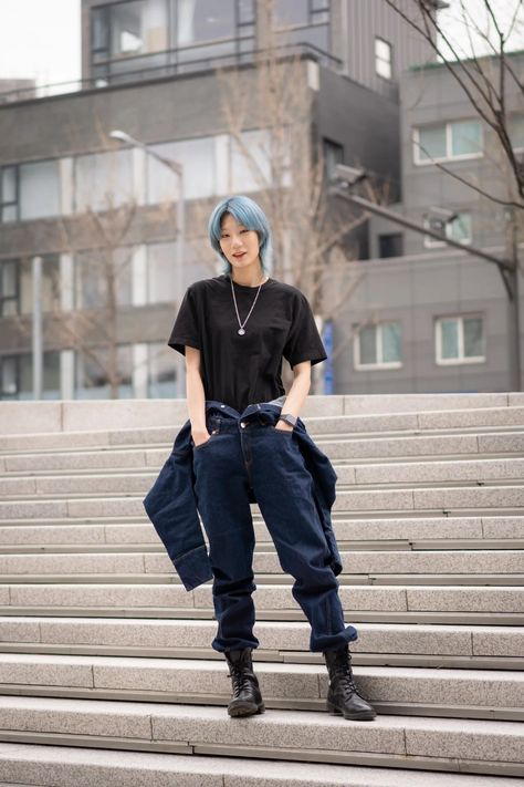 Baggy Jeans Outfit Korean, Jeans Outfit Korean, Fashion Baggy, Baggy Jeans Outfit, Denim Street Style, Fashion Week Trends, Outfit Korean, Denim Projects, Nyfw Street Style