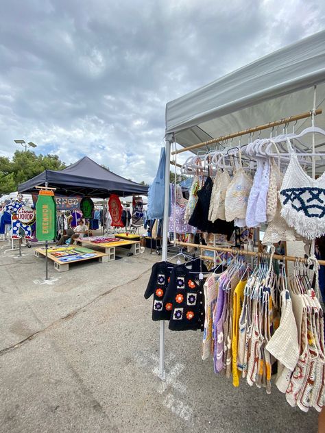 Cute Flea Market Booth Display Ideas, Thrift Market Stall, Clothing Market Stall Display Ideas, Mini Boutique Ideas, Clothing Market Stall, Pop Up Clothing Display, Clothing Booth Display Ideas, Clothing Pop Up Shop Ideas, Flea Market Booth Display Ideas