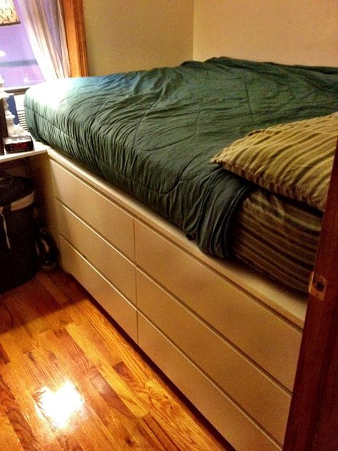 Dresser as bed platform. I think that the bed should be either in the middle of the whole room to have 4dressers as platforms (maybe a desk where the footboard would go) OR against the wall sticking out to have 3 dressers Diy Seng, Ikea Malm Dresser, Malm Dresser, Captains Bed, Diy Platform Bed, Bedroom Hacks, Bed Platform, Christmas Crafts For Kids To Make, Ikea Malm