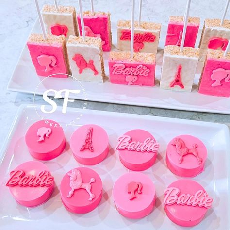 🐩💗 BARBIE GIRL 💗🐩 My gorgeous customer wanted Barbie themed treats for her bday celebration 🥳🤗 How fun and cute!! ✨️Chocolate covered oreos ✨️Homemade rice krispie treats #sweetfiendbakery #homemadericekrispies #ricekrispytreats#chocolatecovered#oreos#barbieoreos#barbiericekrispies#sandiegohomebakery#sandiegocustomdesserts#Escondido#sanmarcos#vista#oceanside#poway#ranchobernardo#carlsbad#encinitas#valleycenter#temecula#fallbrook#escondidocakes#sanmarcoscakes#vistacakes#oceansidecakes#carl... Barbie Candy Apples, Homemade Rice Krispies, Homemade Rice Krispies Treats, Chocolate Covered Desserts, Bday Celebration, Barbie Theme Party, Themed Treats, Cute Chocolate, Y2k Baddie