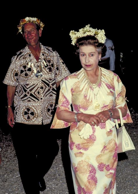 Heading to a Traditional Dinner in Tuvalu in 1982 Elizabeth Philip, Queen And Prince Phillip, Queen Elisabeth, Rainha Elizabeth Ii, Photos Of Prince, Hm The Queen, Royal Family England, Night At Home, British Royal Families