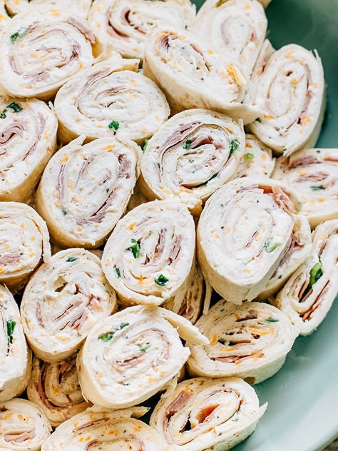 A plate of delicious ham and cheese ranch roll ups. The best game day, dinner party or birthday appetizer! Ranch Pinwheels, Chicken Pinwheels, Tortilla Pinwheels, Ham And Cheese Pinwheels, Cheese Pinwheels, Pinwheel Appetizers, Tortilla Rolls, Bacon Chicken, Roll Ups Tortilla