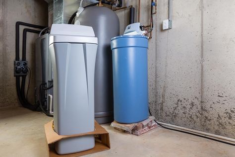 How Much Does a Water Softener System Cost to Install? - Bob Vila Water Softener Salt, Water Softener System, Water Softeners, Healthy Water Drinks, Whole House Water Filter, Bob Vila, Plumbing Problems, Diy Water, Water Softener