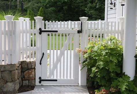 Picket Fencing can really dress up your home and make a huge improvement of how your house looks. See our gallery from white to cedar picket fence designs. Fence And Gate, Gate Ideas, Home Bunch, Lattice Fence, Fence Styles, British Colonial Style, Diy Fence, Front Yard Fence, Garden Arbor