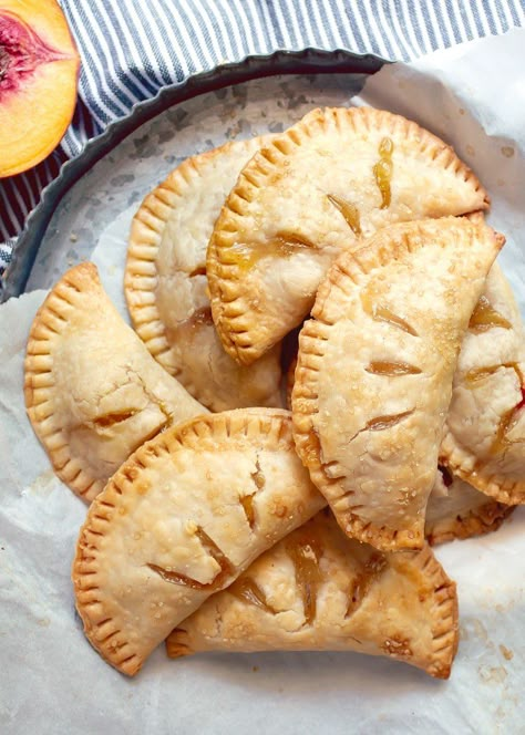 www.ohsweetbasil.com/baked-peach-hand-pies Baked Peach Hand Pies, Peach Turnovers, Peach Hand Pies, Desert Camping, Summer Bbq Recipes, Hand Pie Recipes, Rib Recipe, Fried Pies, Pane Dolce