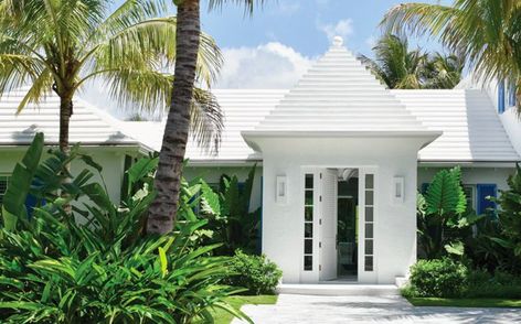 Palm Beach Style, Beach House Exterior, Palm City, Stucco Exterior, Beach Modern, Luxe Interiors, Interiors Design, Beach Landscape, Tropical Landscaping