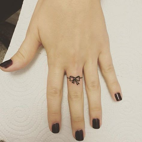 I got Bow on finger! Which Subtle Tattoo Should You Get Based On Your Zodiac Sign? Bow Finger Tattoos, Toe Tattoos, Cute Finger Tattoos, Tattoo Diy, Small Finger Tattoos, Petit Tattoo, Finger Tattoo For Women, Ring Finger Tattoos, Finger Tattoo Designs