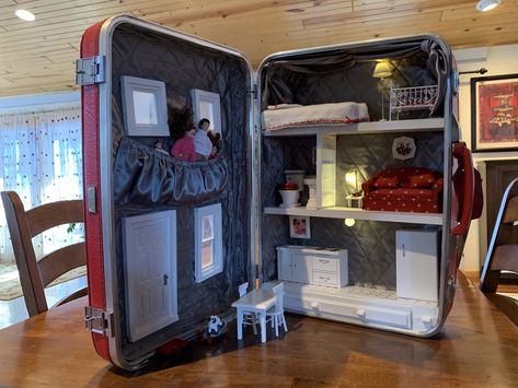 Suitcase Dollhouse for Hannah. Dollhouse In A Suitcase, Dollhouse Suitcase Diy, Suitcase Doll House, Suitcase Dollhouse, Doll Rooms, Doll Suitcase, Doll Trunk, Maileg Mice, Cardboard Dollhouse