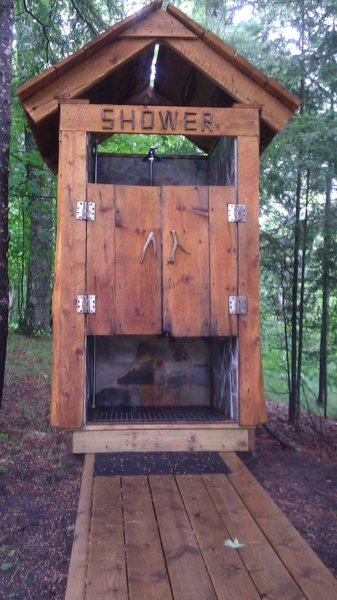 An awesome  outdoor shower at the Wilderness Lodge in Turtle Lake, MN!  http://www.thewildernesslodge.com/ Diy Outdoor Shower Ideas, Outdoor Shower Ideas, Portable Outdoor Shower, Outside Showers, Outdoor Shower Enclosure, Outdoor Glider, Outdoor Bathroom Design, Adirondack Furniture, Outdoor Toilet