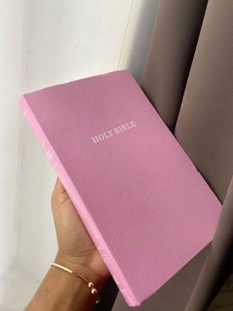 Bible Aesthetic Pink, Pink Bible Aesthetic, Pink Bible, Prayer Vision Board, Cute Bibles, Comforting Bible Verses, Inspire Bible Journaling, Godly Life, Christian Bible Study