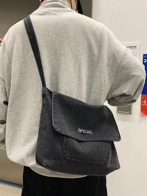 Mens Tote Bag, Tote Bag Outfit, College Bags, College School, Side Bags, Messenger Bag Men, Mode Inspo, Denim Bag, 가을 패션