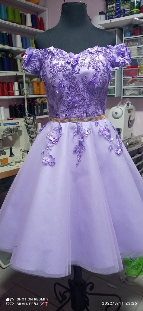 Vestido corto para XV Años, tul bordado color lila con flores 3d y perlas Lilac Dama Dresses, Vestidos Color Lila, Vestido Color Lila, Chambelanes Outfits, Xv Ideas, Off Shoulder Bridesmaid Dress, Dama Dresses, Sweet 16 Parties, Pretty Prom Dresses