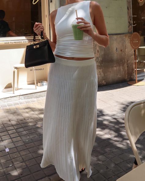 Chicago Summer Outfit, Skirt Outfits Spring, Outfit Ideas Old Money, Quiet Luxury Aesthetic, Chicago Summer, Outfit Ideas Fall, European Summer Outfits, London Summer, Spring Outfit Ideas