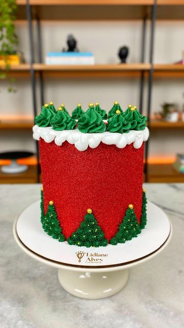 Easy Christmas Cake Recipe, Christmas Themed Cake, Red Cake, Christmas Cake Recipes, Glitter Cake, Christmas Cup, Cake Board, Holiday Cakes, Holiday Desserts