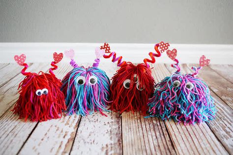 Love Monsters Yarn Monsters, Saint Valentin Diy, Valentines Bricolage, Monster Crafts, Valentine's Day Crafts For Kids, Love Monster, Clever Gift, Craft Day, Free Valentine