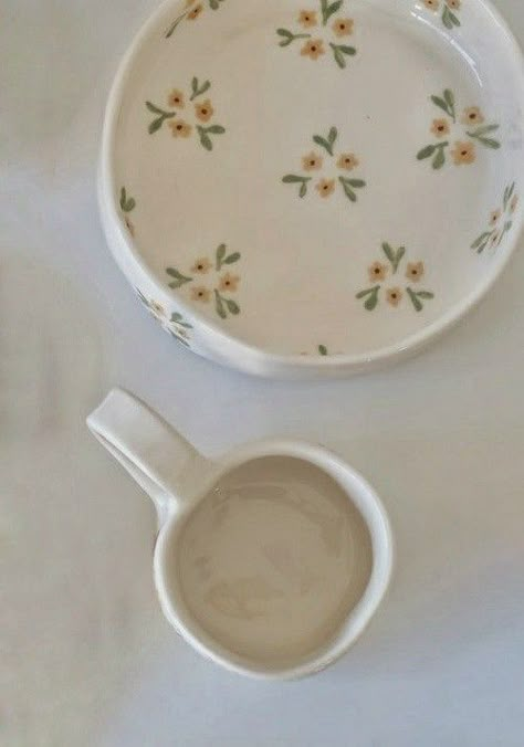 Sage Green Pottery Painting, Clay Dish Painting Ideas, Mug Pottery Painting Ideas Aesthetic, Easy Clay Painting Ideas, Poterry Painting Bowl, Easy Ceramic Bowl Painting Ideas, Bowl Painting Ideas Aesthetic, Pottery Painting Jewelry Dish, Crockadoodle Ideas