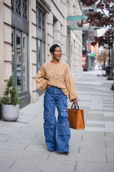 Jean Cargo Pants Outfit Street Style, Cargo Jeans Outfit Street Style, Cargo Jean Pants Outfit, Cargo Jean Outfits Women, Style Wide Leg Cargo Pants, Oversized Cargo Jeans Outfit, Wide Leg Cargo Pants Outfit Street Style, Cute Cargo Outfits, How To Style Jean Cargo Pants