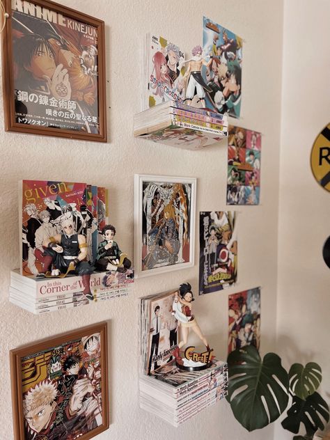 Anime Shelves Aesthetic, Geek Room Aesthetic, Anime Display Ideas, Anime Living Room Decor, Manga Display Ideas, Aesthetic Wall Shelves, Floating Shelves Aesthetic, Geek Living Room, Anime Shelves