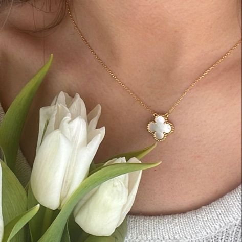 Van Cleef Flower Necklace, White Van Cleef Necklace, White Van Cleef, Vancleefarpels Necklace, Van Cleef Necklace, Money Necklace, Jewelry 2024, Lux Fashion, Popular Aesthetic