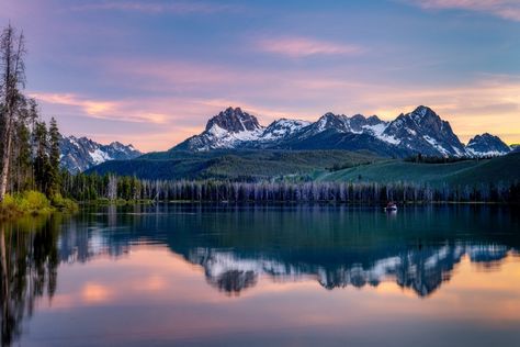 8 Reasons To Visit Idaho’s Redfish Lake - TravelAwaits Redfish Lake Idaho, Snake River Canyon, Visit Idaho, Sawtooth Mountains, Oregon Vacation, Painting Reference, Lake Lodge, Birthday Trip, Family Trips