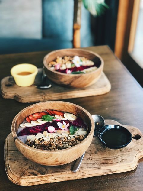 Bali Smoothie Bowls, Bali Food Photography, Bali Breakfast, Smoothie Bowl Bar, Wellness Cafe, Smoothie Bowl Aesthetic, Bali Food, Tropical Food, Gili Trawangan