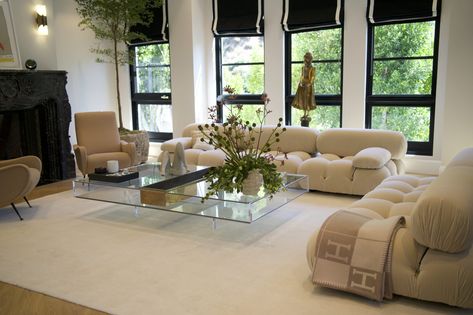 Beige And White Living Room, Nina Takesh, Cozy Home Aesthetic, Mario Bellini Sofa, Bellini Sofa, Living Room Pieces, Modern Living Room Interior, Luxury Modern Homes, Mario Bellini