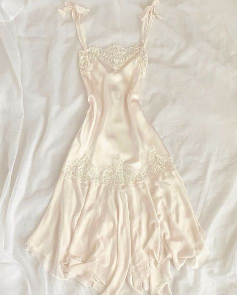 Aesthetic Nightgown, Night Gown Aesthetic, Nightgown Aesthetic, Angel Core Outfit, Peter Pan Kostüm, Gown Aesthetic, Pretty Lingerie, Miss Dior, Nightgowns