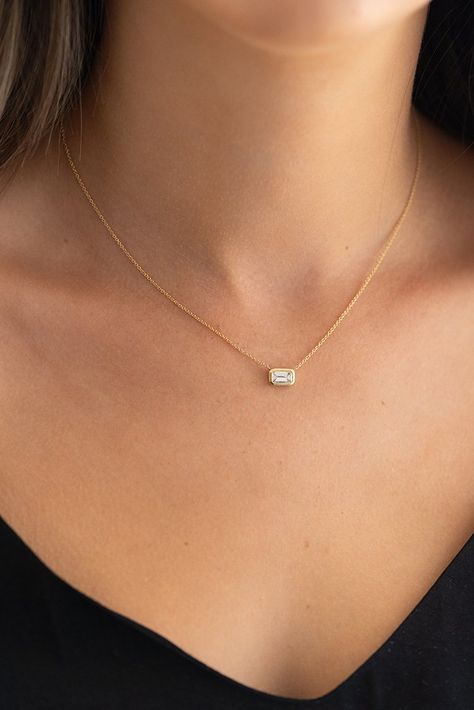 Lightweight Diamond Necklace, Emerald Cut Necklace Diamond, Gold Emerald Cut Diamond Necklace, Emerald Cut Diamond Necklace, Pendant Necklace Outfit, Diamond Facets, Emerald Cut Necklace, Latest Necklace Design, Emerald Diamond Necklace