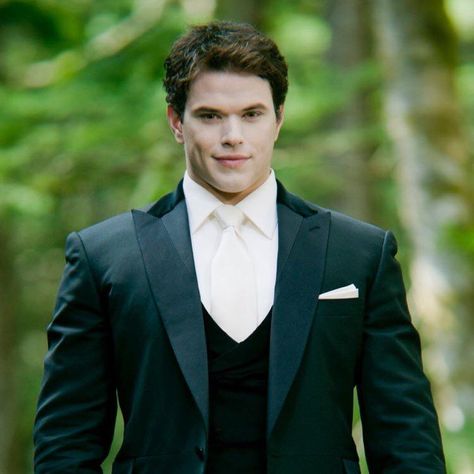 Kellan Lutz Twilight, Emmett Twilight, Emmet Cullen, Stephenie Meyer Books, Emmett Cullen, Twilight 2008, Twilight Saga Series, Talking To The Moon, Twilight Memes